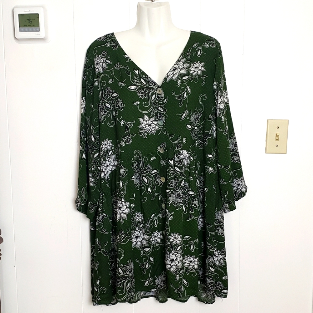 Avenue Floral Top Size 20 NWT
